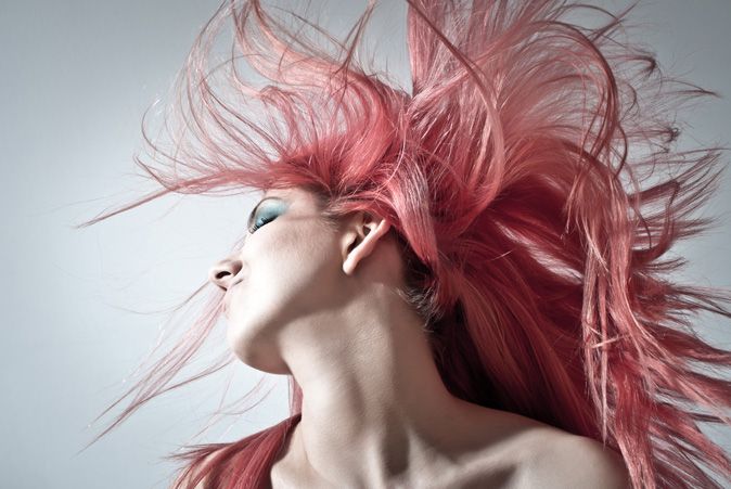 Mujer con pelo rosa en fondo blanco