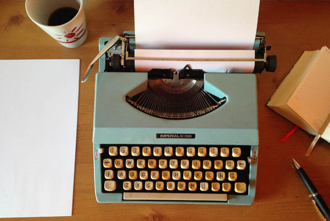 maquina de escribir de color azul